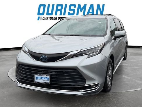 Used 2021 Toyota Sienna XLE image 2