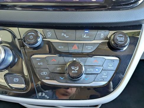 Used 2023 Chrysler Pacifica Touring-L FWD image 3