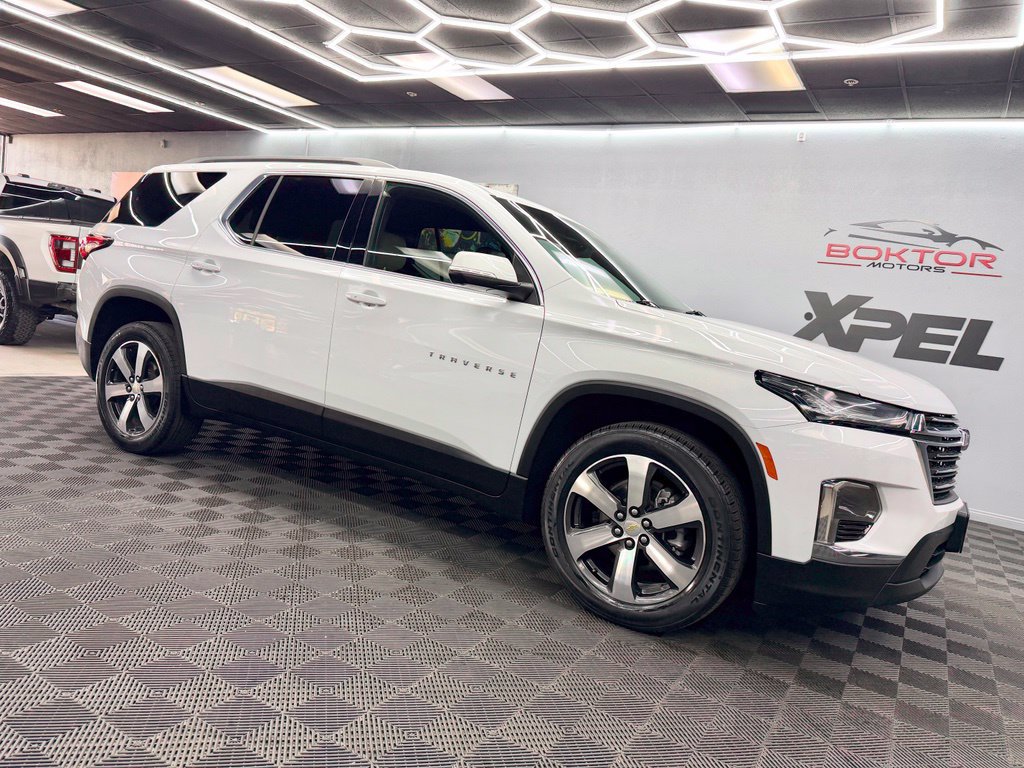 Used 2022 Chevrolet Traverse LT w/ LT Premium Package FWD image 2