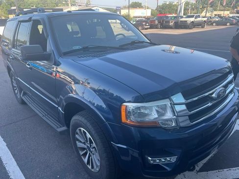 Used 2016 Ford Expedition XLT w/ Equipment Group 202A AWD/4WD image 4