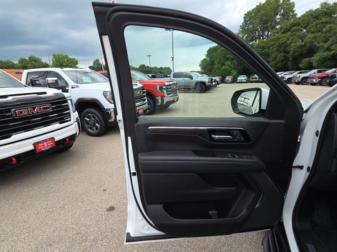 Used 2025 Chevrolet Tahoe LT AWD/4WD image 12
