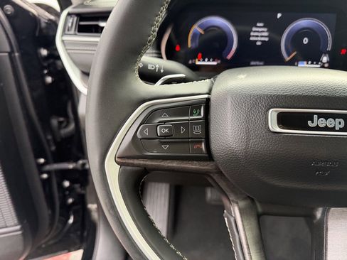 Used 2023 Jeep Grand Cherokee Limited image 18