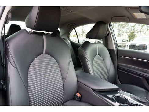 Used 2020 Toyota Camry SE image 18