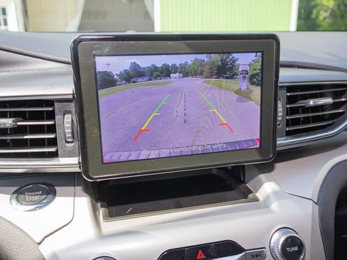 Used 2023 Ford Explorer XLT w/ Equipment Group 202A AWD/4WD image 18