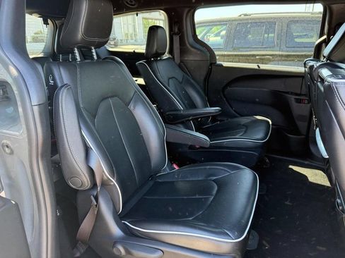 Used 2020 Chrysler Pacifica Limited w/ Advanced Safetytec Group FWD image 7