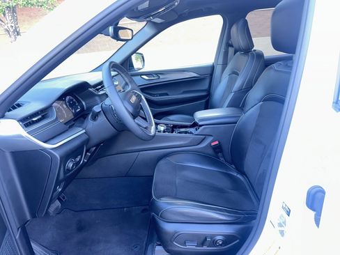 Used 2023 Jeep Grand Cherokee Altitude image 6