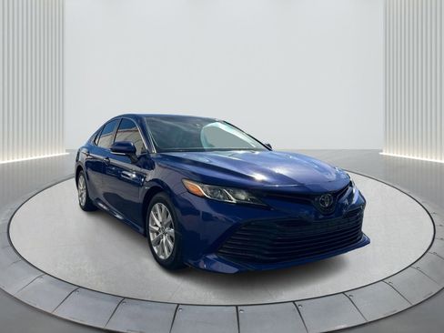Used 2018 Toyota Camry LE image 3