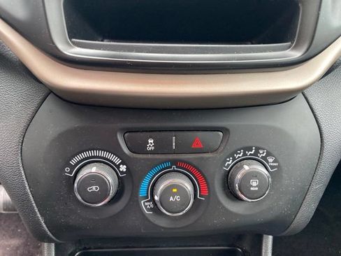Used 2017 Jeep Cherokee Sport AWD/4WD image 16