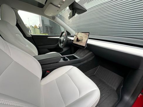 Used 2022 Tesla Model Y Long Range image 32