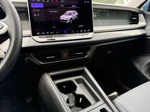 Used 2026 Volkswagen Tiguan SE FWD image 14