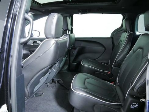 Used 2025 Chrysler Pacifica Limited FWD image 17