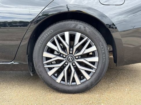Used 2025 Nissan Altima 2.5 SV FWD image 8
