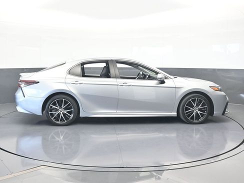 Used 2022 Toyota Camry SE image 7