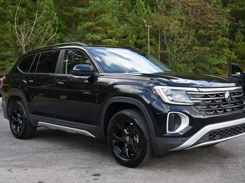 Used 2024 Volkswagen Atlas Peak Edition SE image 11