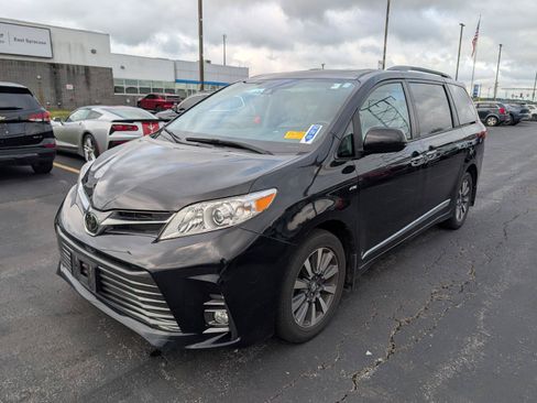 Used 2020 Toyota Sienna XLE w/ XLE Navigation Package AWD/4WD image 4