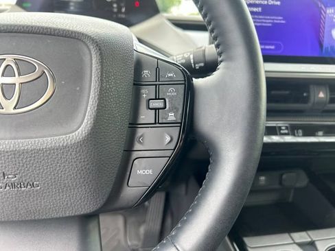 Used 2024 Toyota Prius XLE FWD image 21