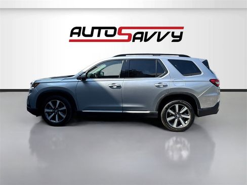 Used 2025 Honda Pilot Touring image 4