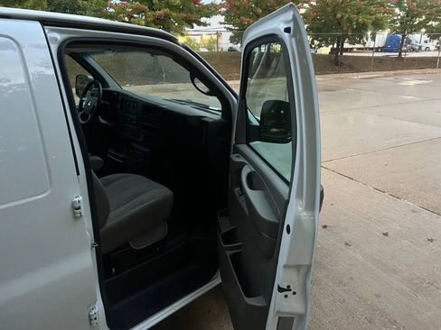 Used 2015 Chevrolet Express 2500 image 22