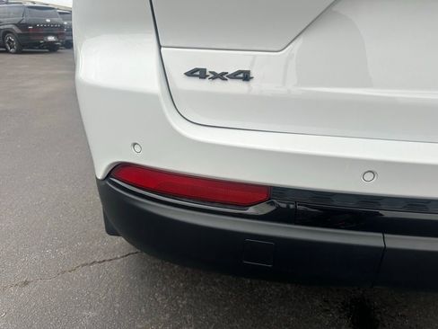 Used 2023 Jeep Grand Cherokee Limited w/ Black Appearance Package image 8