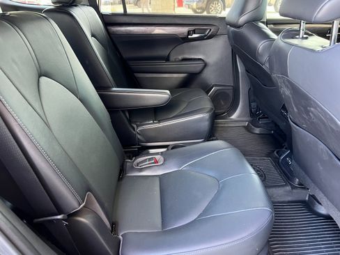 Used 2023 Toyota Highlander Limited image 8