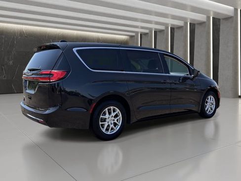 Used 2023 Chrysler Pacifica Touring-L FWD image 6