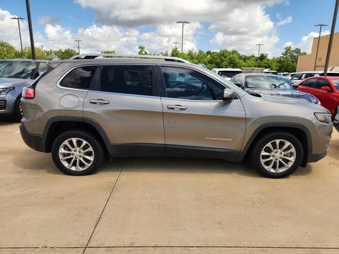 Used 2019 Jeep Cherokee Latitude w/ Popular Appearance Group FWD image 3