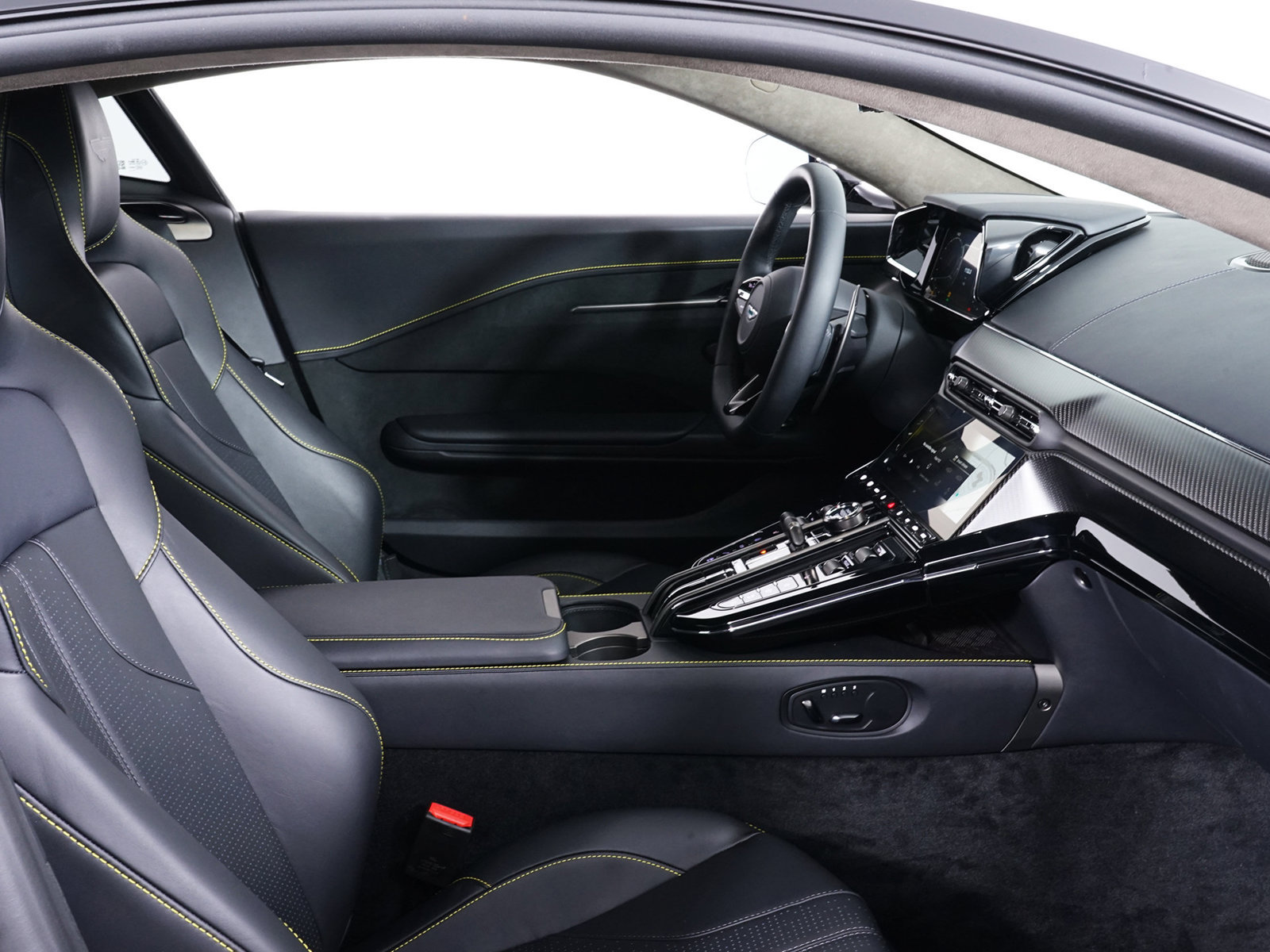 Used 2026 Aston Martin V8 Vantage Coupe RWD image 29