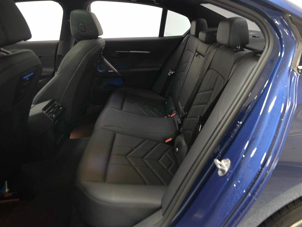 Used 2024 BMW i5 eDrive40i w/ M Sport Package RWD image 11