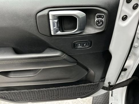 Used 2022 Jeep Wrangler Unlimited Sahara AWD/4WD image 13