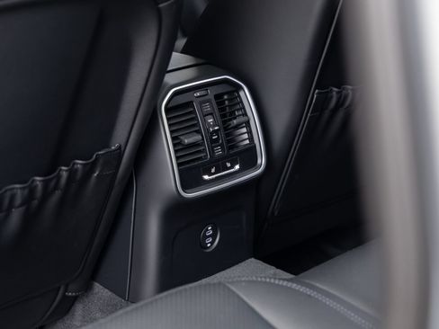 Certified 2026 Porsche Macan AWD/4WD image 37