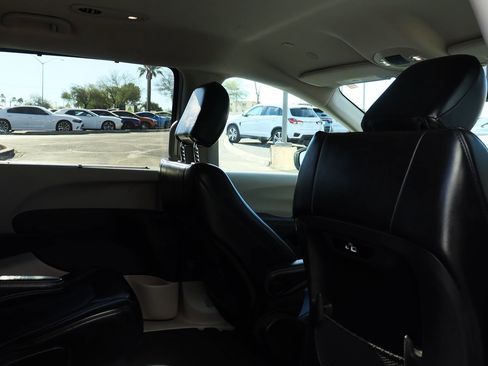 Used 2023 Chrysler Pacifica Touring-L image 29