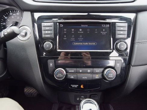 Used 2018 Nissan Rogue SL w/ Premium Package image 37