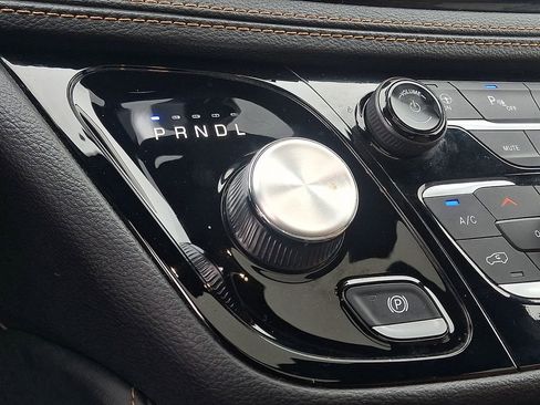 Used 2023 Chrysler Pacifica Pinnacle FWD image 17