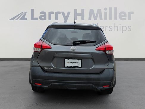 Used 2019 Nissan Kicks S FWD image 4
