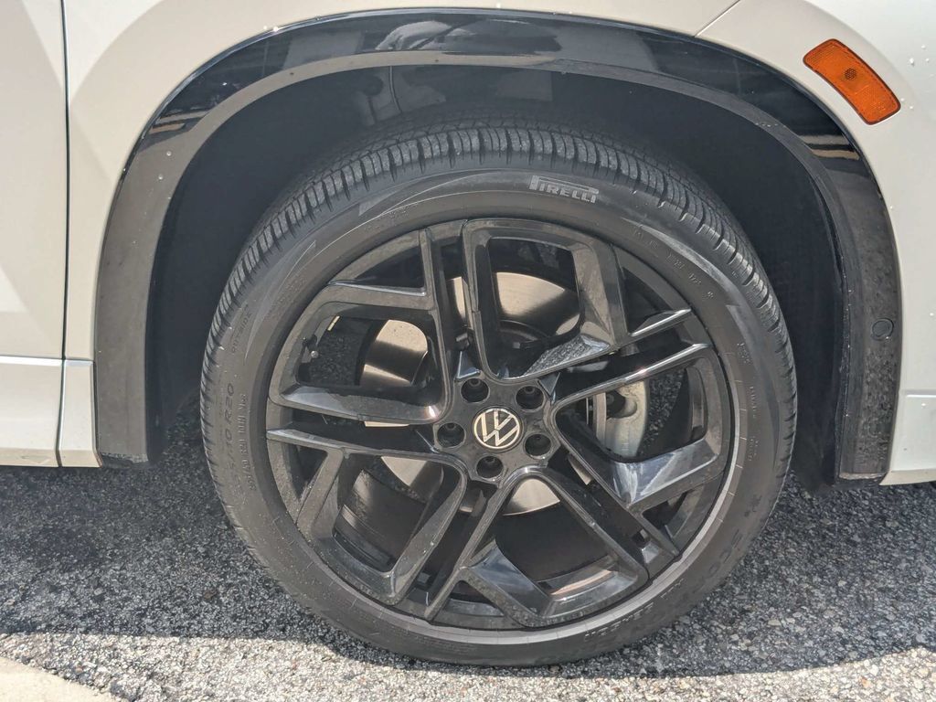 Certified 2025 Volkswagen Tiguan SE R-Line AWD/4WD image 13