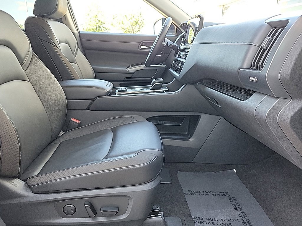 Used 2025 Nissan Pathfinder SL AWD/4WD image 19