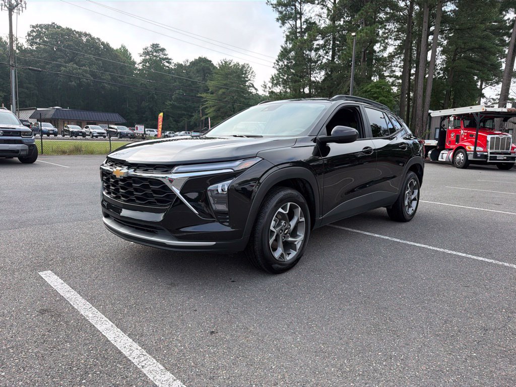Used 2025 Chevrolet Trax LT FWD image 2