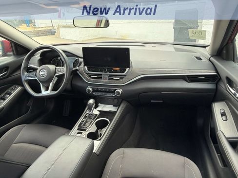 Used 2024 Nissan Altima 2.5 SV w/ SV Premium Package FWD image 3