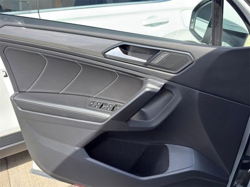 Used 2022 Volkswagen Tiguan SE image 16