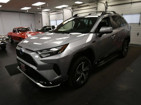 Used 2024 Toyota RAV4 SE w/ Weather & Moonroof Package AWD/4WD image 4