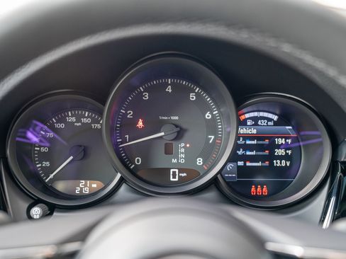 Certified 2025 Porsche Macan AWD/4WD image 13