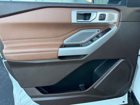 Used 2024 Ford Explorer King Ranch w/ Technology Package image 15