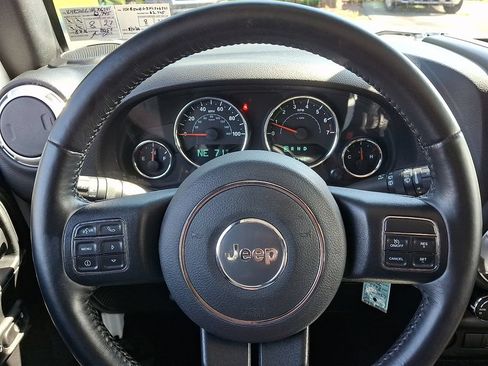 Used 2017 Jeep Wrangler Unlimited Sahara w/ Connectivity Group AWD/4WD image 18