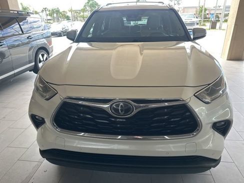 Used 2021 Toyota Highlander Limited FWD image 2