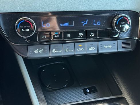 Used 2025 Hyundai Elantra Limited FWD image 19