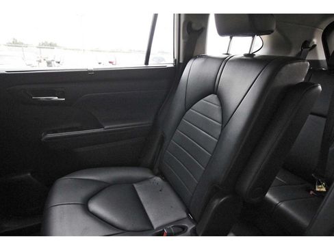 Used 2024 Toyota Highlander XLE FWD image 9