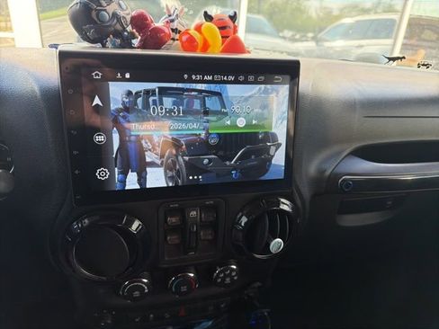 Used 2012 Jeep Wrangler Unlimited Sahara AWD/4WD image 6