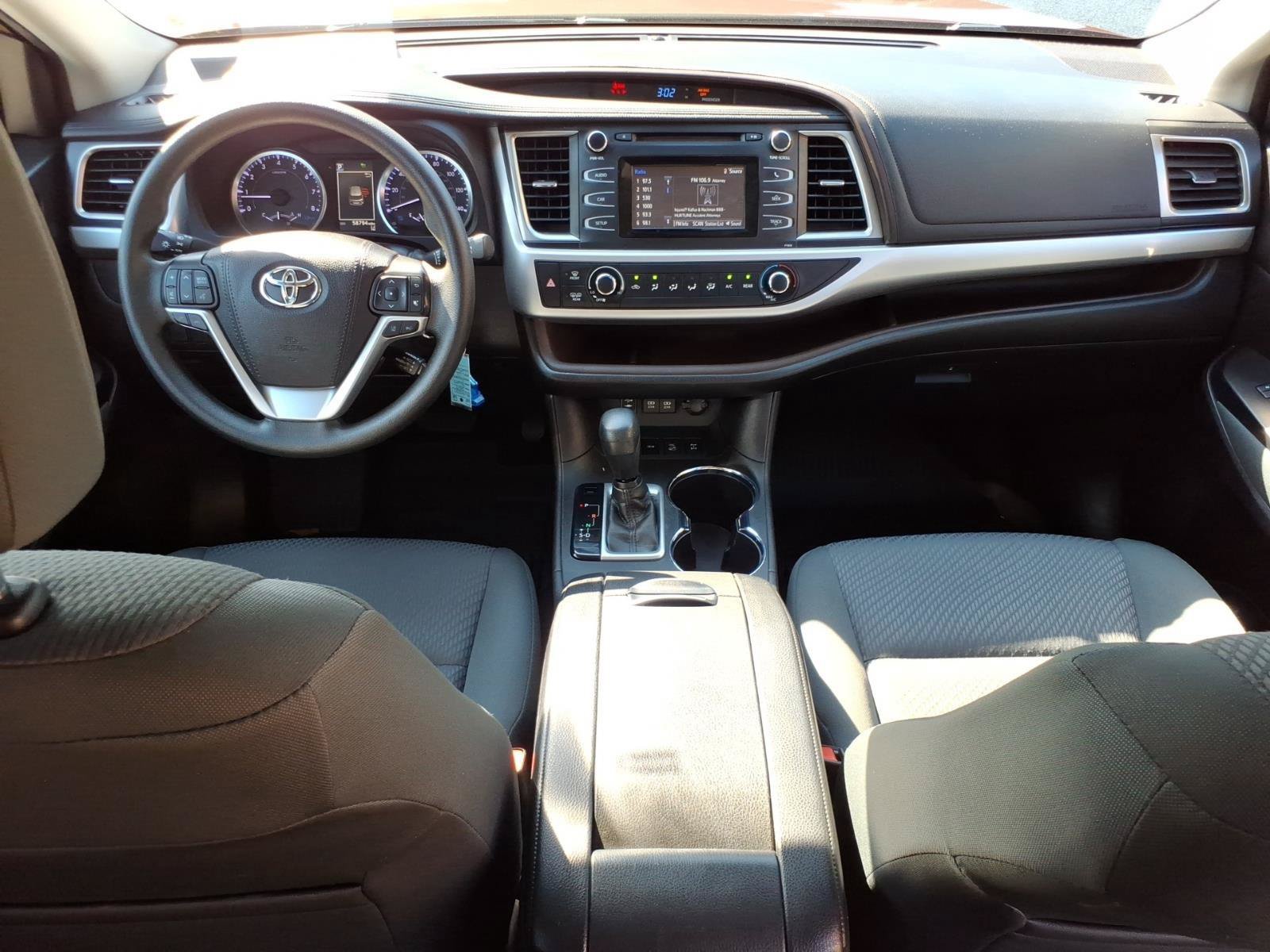 Used 2019 Toyota Highlander LE AWD/4WD image 28
