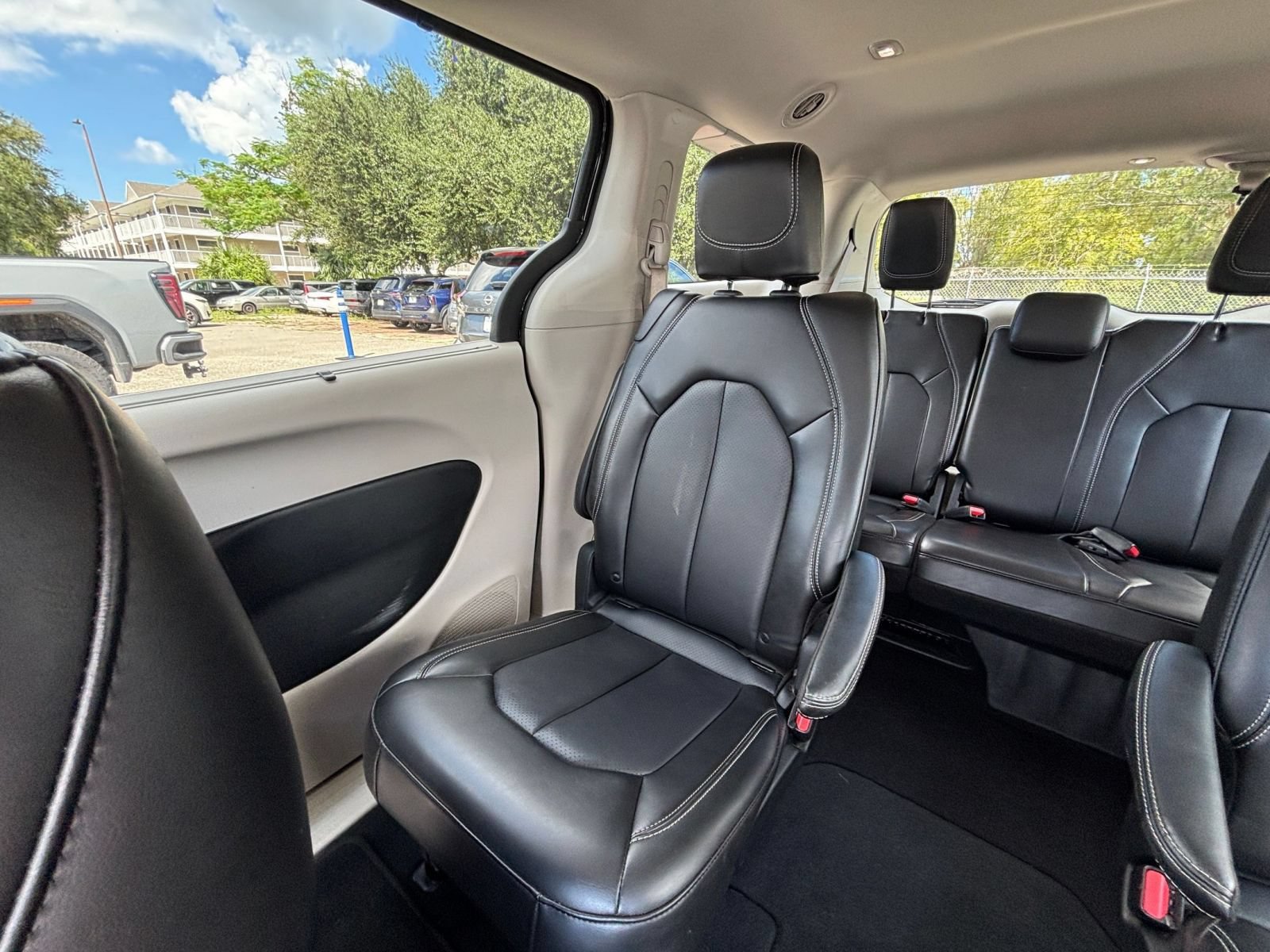Used 2024 Chrysler Pacifica Touring-L FWD image 41