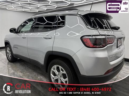 Used 2024 Jeep Compass Latitude AWD/4WD image 4